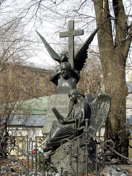 Могила П.И.Чайковского на Тихвинском кладбище Александро-Невской лавры