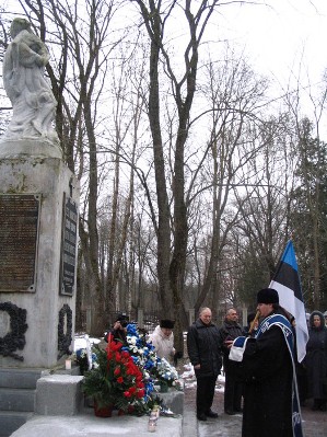 Панихида на Русском военном кладбище, где захоронены воины Северо-Западной армии, погибшие в 1919-20 гг. от ран и тифозного мора