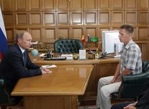 Владимир Путин и пожарный Алексей Галкин