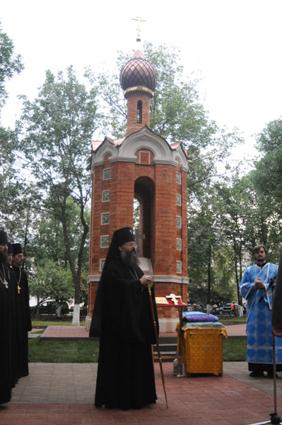 Архиепископ Ярославский и Ростовский Кирилл на фоне часовни в память Патриарха Алексия II