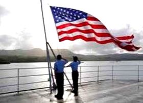 Американские военные поднимают флаг