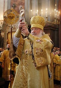 Патриарх Кирилл благословляет десницей Святителя Спиридона Тримифутского