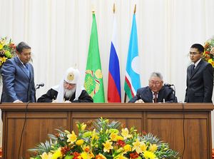 Святейший Патриарх Кририлл и президент Якутии Е. Борисов подписывают договор о сотрудничестве (фото – <a class="ablack" href="http://www.patriarchia.ru/">Патриархия.Ru</a>)