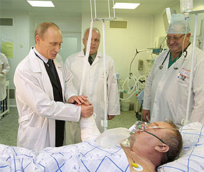 Владимир Путин навестил Владимира Шаманова в госпитале им.Бурденко