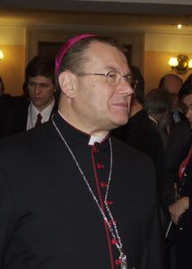 католический архиепископ Паоло Пецци