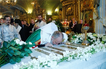 Патриарх Кирилл совершил литию у гробницы приснопамятного Патриарха Алексия II