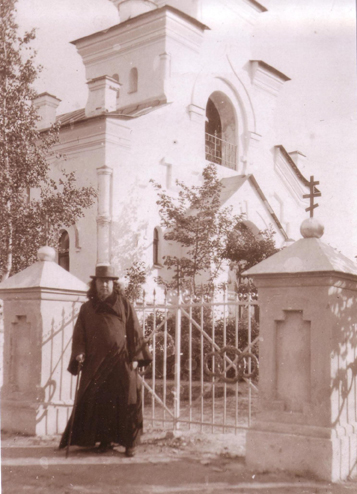 Cвященномученик Иоанн Кочуров у Казанского храма в Силламяэ