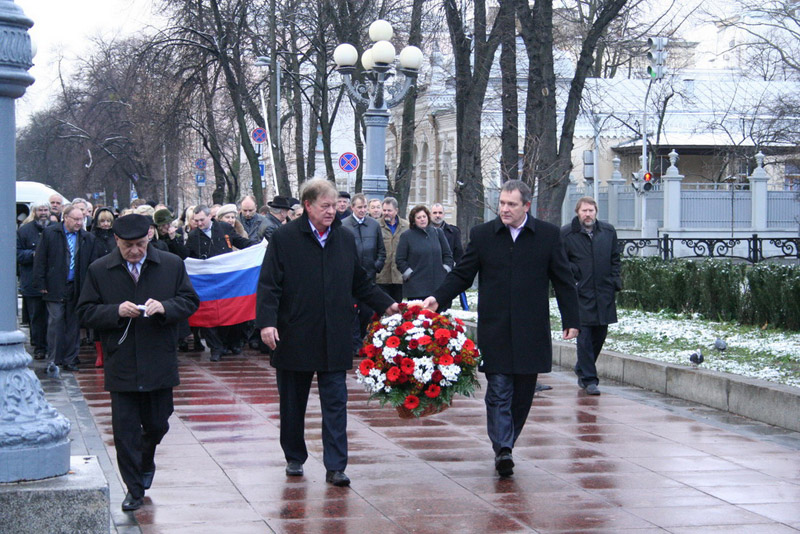 Участники конференции организаций российских соотечественников и Представительства Россотрудничества возлагают корзину с цветами к памятнику Ватутину
