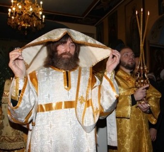 Ставленник во иереи диакон Федор Конюхов во время Великого входа