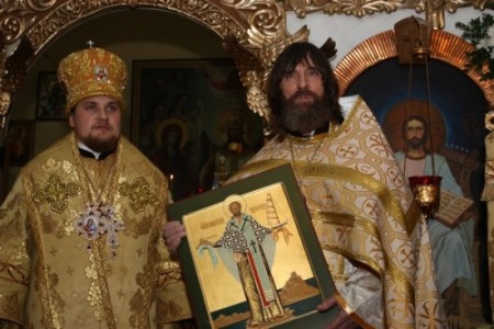 Отец Федор преподнес в дар архиерею икону святителя Николая, которую написал по благословению Владыки Иосифа