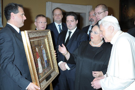 Великая Княгиня Мария Владимировна показывает картину Папе Римскому Бенедикту XVI