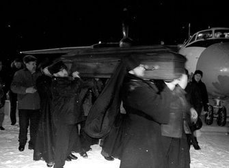 Верующие Вятки встречают тело новопреставленного митрополита Хрисанфа