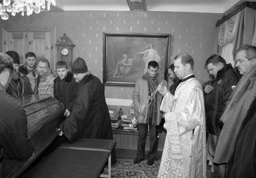 Верующие Вятки встречают тело новопреставленного митрополита Хрисанфа
