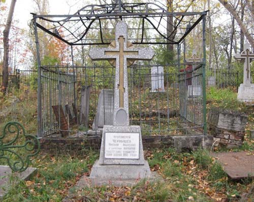 Могила Чернышёвых на Нагорном кладбище в г. Воткинске