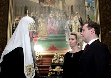 Дмитрий и Светлана Медведевы поздравляют Патриарха Кирилла со второй годовщиной интронизации (фото – сайта Президента РФ)