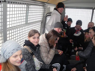 Русская молодёжь в милицейском пазике после акции в Измайловском парке в Москве