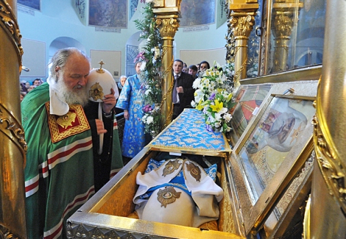 Патриарх Кирилл совершил молебен у раки с мощами святителя Тихона в Донском монастыре