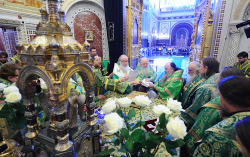 Патриарх Кирилл в алтаре Храма Христа Спасителя