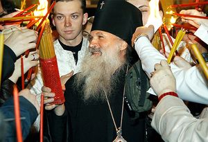 Архиепископ Екатеринбургский Викентий раздаёт Благодатный огонь