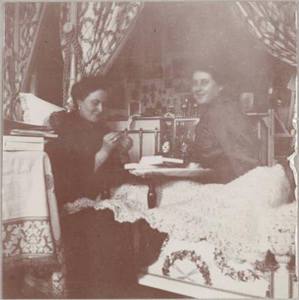 В спальне Государыни Александры Феодоровны. С Анной Вырубовой. 1913 год
