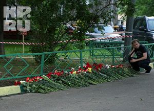 Цветы на месте убийства Юрия Буданова