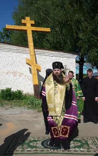 Архиепископ Георгий освятил поклонный крест в Серафимо-Дивеевском монастыре