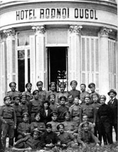 Офицеры Русского экспедиционного корпуса перед отелем *Родной угол*. Франция, 1917 г.