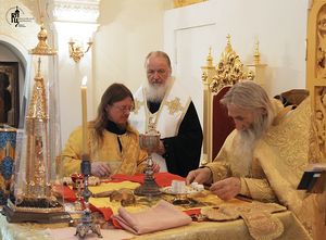 Патриарх Кирилл молится на Литургии