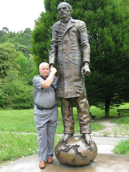 Памятник Ф,М,Достоевскому работы Леонида Баранова в Баден-Бадене и Пётр Кузнецов