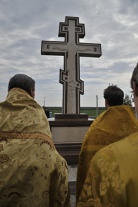 Освящение памятного креста на месте Холмогорского лагеря.