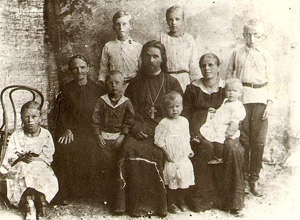 Священник Владимир Корепанов с матушкой и детьми