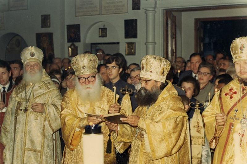 Заочное отпевание Царской Семьи 4/17 июля 1968 года. Слева направо епископ Нафанаил, архиепископ Никон, архиепископ Антоний, епископ Павел