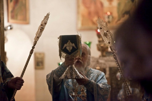 Епископ Смоленский и Вяземский Пантелеимон (Шатов) со Святой Чашей