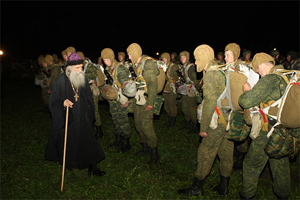 Протоиерей Олег Тэор благословляет воинов на учениях Псковской дивизии