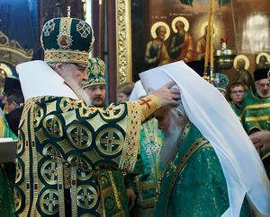 Патриарх Кирилл возводит глав новобразовонных Мтрополичьих округов в сан митрополита