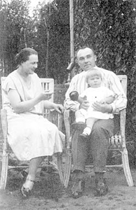 Н. Поликарпов с женой и дочерью
