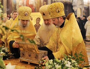 Патриарх Кирилл устанавливает ковчег