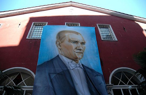 Портрет Ататюрка на одной из церквей Стамбула