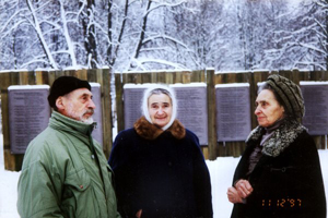 Д.М. Шаховской, М.М. Шик-Старостенкова и Е.М. Шик в Бутово возле списков пострадавших за веру