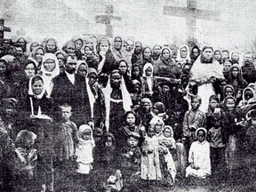 Ленский расстрел 1912г. Вдовы и дети убитых рабочих на братской могиле