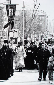 Владимир Кривцун – с хоругвью, на фоне образа *Зырянская Троица*