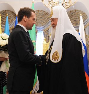 Медведев поздравил Патриарха с днем тезоименитства