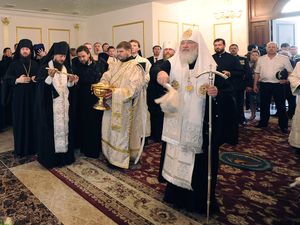 Патриарх освящает здание Синода в Казахстане