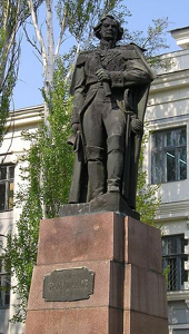 Памятник Ф. Ушакову у мореходного института в Херсоне