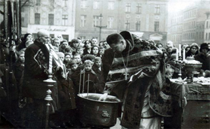 Отец Григорий Курылас освящает воду