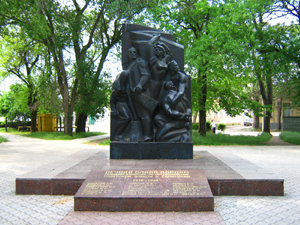 Памятник коммунарам, павшим в борьбе за установление советской власти в Евпатории 1918-1919. Май 2011