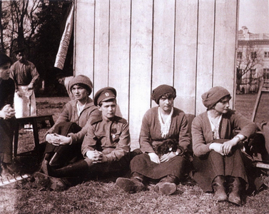 Царские дети Ольга, Алексей, Анастасия с собачкой Джимом, Татьяна (после работы в огороде)