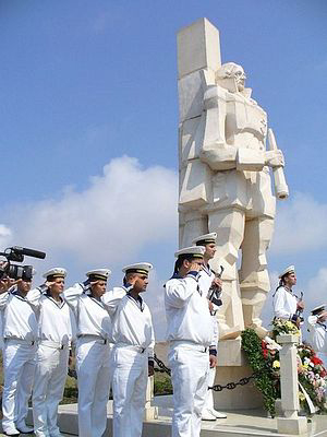 Матросы и офицеры болгарских ВМС отдают воинские почести у памятника Ушакову на мысе Калиакре