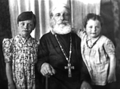 Священник Михаил Петрович Алефиренко внучками Антониной и Верой