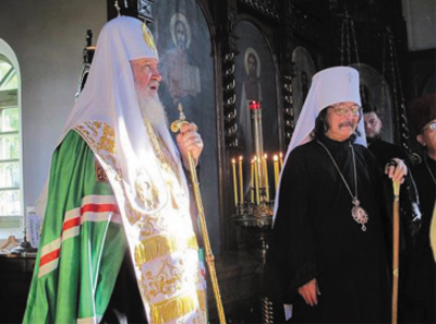 Патриарх Кирилл и митрополит Токийский Даниил в храме в Хакодате